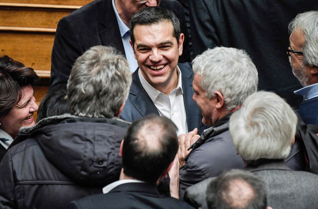 Der griechische Ministerpräsident Alexis Tsipras (Mitte) kann vorerst als Chef einer Minderheitsregierung weiterregieren. Foto: AFP
