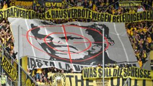Deutlich übers Ziel hinaus geschossen sind am Samstag Fans von Borussia Dortmund. Foto: dpa