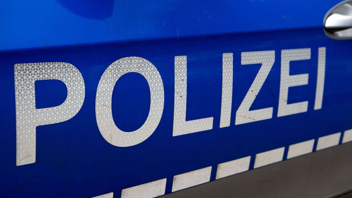 Unfallflucht in Sindelfingen: Unbekannter beschädigt in Breuningerland-Parkhaus Fiat