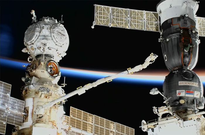 Astronauten sitzen fest: Sojus-Kapsel an ISS angedockt