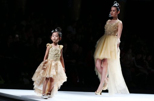 Bei der Show von J.Queen & Little Queen auf der Mercedes-Benz Fashion Week in Peking waren auch viele Kinder auf dem Laufsteg zu sehen. Foto: dpa