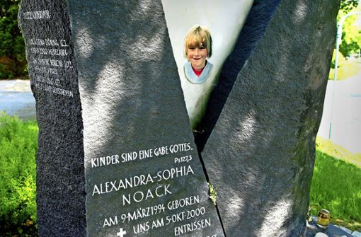 An der Uhlberghalle in Bonlanden erinnert ein Gedenkstein an das Schicksal von Alexandra. Foto: Horst Rudel