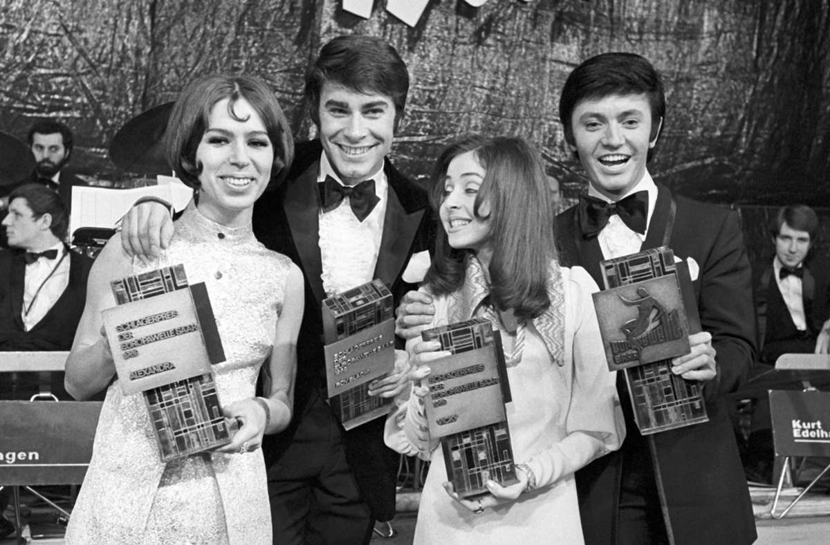 Mainz, 1969: Vicky Leandros (zweite von rechts) mit den Schlagerstars  Alexandra (ganz links), Roy Black  und Rex Gildo (ganz rechts) und ihren Trophäen. Im Rahmen des Deutschen Filmballs wurde von der Europawelle Saar erstmals die Auszeichnung „Europa“ für Schlagermusik vergeben.