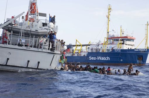 Das Rettungschiff „Sea Watch 3“ bei einem Einsatz im Mittelmeer. Foto: AP