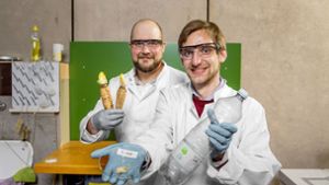 Dominik Wüst (links) und Markus Gölz erforschen, wie man aus  Chicoreewurzeln neue Endprodukte machen kann – etwa biobasierten Kunststoff, Gesichtsmasken oder Brennstoff. Foto: Universität Hohenheim/Jan Winkler