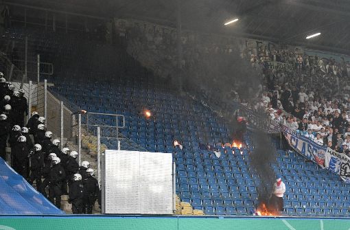 Bei dem Spiel im DFB-Pokal eskalierten Fans von Hansa Rostock. Das Spiel musste unterbrochen werden. Foto: dpa
