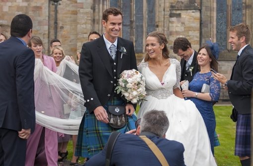 Der schottische Tennisstar Andy Murray hat am Samstag seine Freundin Kim Sears geheiratet - ganz traditionell im Schottenrock. Foto: EPA