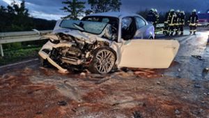 Frontalkollision mit Lkw - Autofahrer lebensgefährlich verletzt