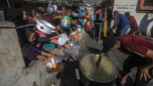 Rafah im Dezember: Palästinenser versammeln sich mit Töpfen, um an einer von einer Wohltätigkeitsorganisation eingerichteten Spendenstelle Essen zu erhalten. Die humanitäre Lage im Gazastreifen ist nach fünf Monaten Krieg katastrophal. Foto: Mohammed Talatene/dpa
