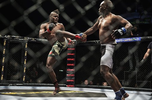 In Südafrika ging es anlässlich der Extreme-Fighting-Championships richtig zur Sache. Foto: AFP