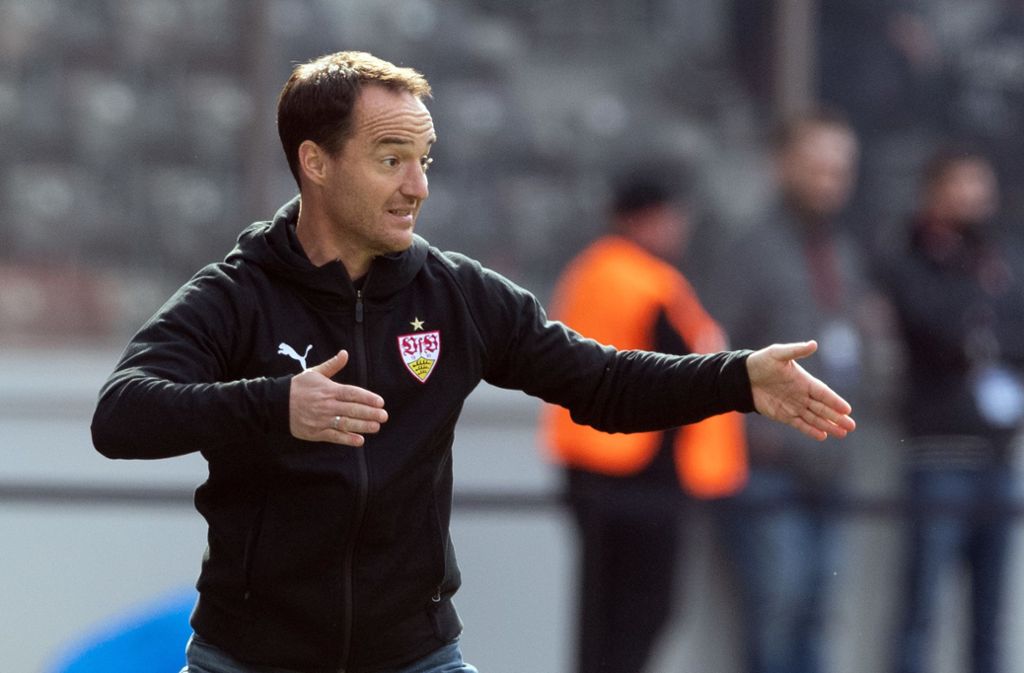 Alle Anweisungen helfen nichts: der VfB-Trainer Nico Willig muss in seinem zweiten Bundesligaspiel die erste Niederlage einstecken. Foto: dpa