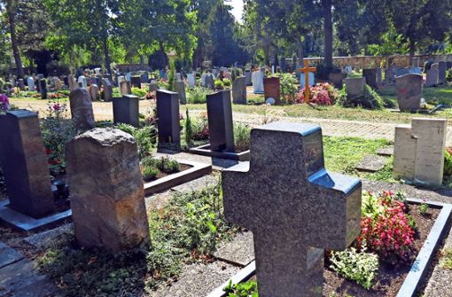 In Stuttgart gibt es 157 000 Gräber, 60 Prozent davon haben stehende Grabmäler. Sie alle müssen jährlich  überprüft werden Foto: Julia Bosch
