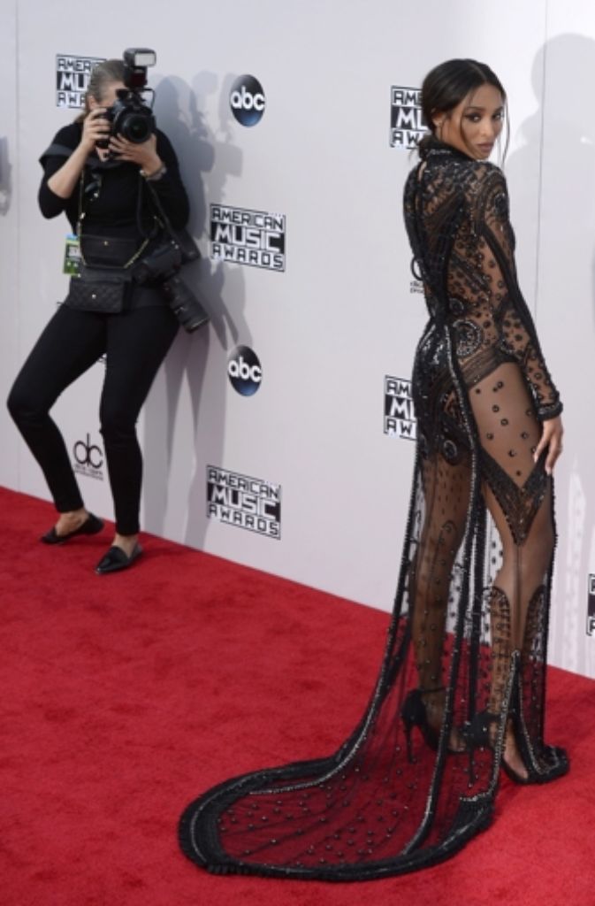 In einem Hauch von Spitze und transparentem Stoff zeigte sich die Sängerin  Ciara bei der Verleihung der American Music Awards am Sonntagabend in Los Angeles.
