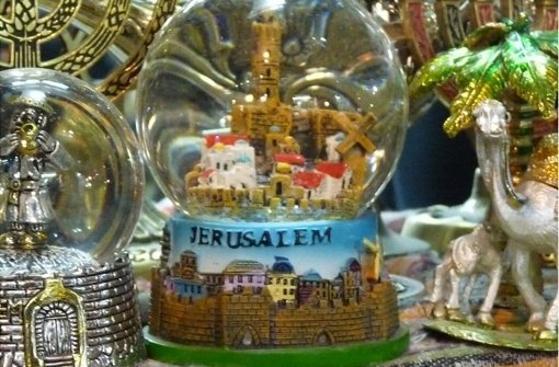 Die Bilder der Fotostrecke stammen aus Jerusalem und zeigen die Weihnachtsdeko im christlichen Viertel. Klicken Sie sich durch. Foto: Welzhofer