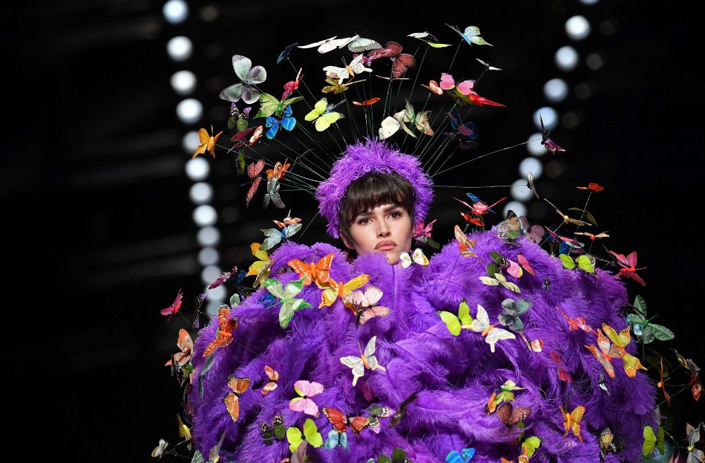 Nicht unbedingt tragbar, aber dafür umso ausgefallener sind die Kreationen von Moschino während der Mailänder Modewoche. Foto: AFP