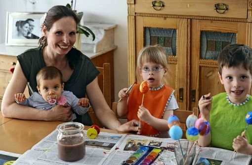 Claudia Trost malt mit ihren Kindern Marleen, Karla und Jakob (von links). Foto: Werner Kuhnle