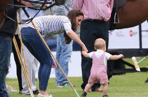 Guck mal, wer da läuft: Prinz George macht an der Hand seiner Mutter Kate die ersten Schritte. Foto: Getty Images Europe