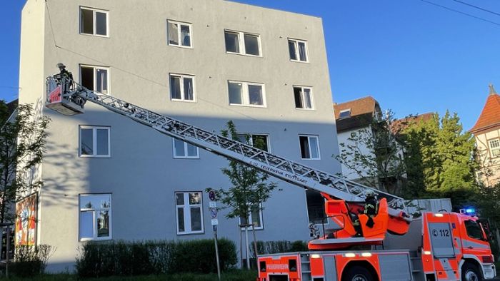 Feuerwehr rettet 14 Menschen aus Wohnheim