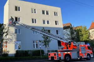Brand in Stuttgart-Feuerbach: Feuerwehr rettet 14 Menschen aus Wohnheim