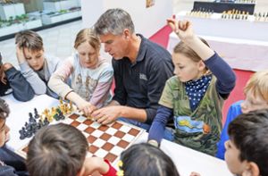 Schachgroßmeister Sebastian Siebrecht erklärt die Spielfiguren. Die Grundschüler der Klosterschule Sindelfingen sind konzentriert bei der Sache. Foto: Stefanie Schlecht