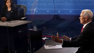 Getrennt durch Scheiben bemühen sich Kamala Harris und Mike Pence um einen verbalen Schlagabtausch. Foto: AP/Morry Gash
