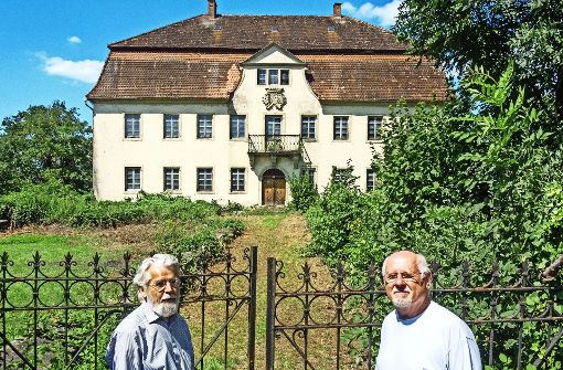Franz Weikert und Reinhold Fischer kämpfen seit langem darum, dass das Schloss saniert wird. Foto: Faltin