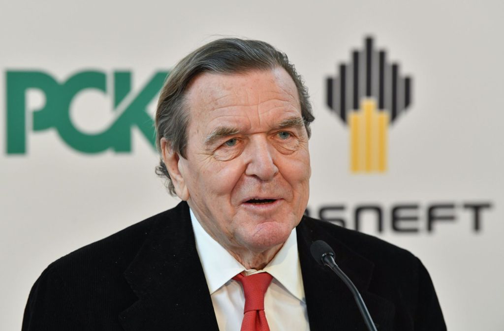 Der ehemalige Bundeskanzler und Aufsichtsratsvorsitzender des russischen Ölkonzerns Rosneft, Gerhard Schröder (SPD), soll nach dem Willen der Ukraine wegen seiner Lobbyarbeit für Russland mit Sanktionen belegt werden.