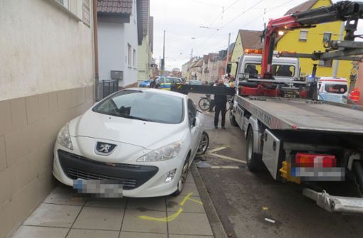 Der Peugeot wurde gegen eine Hauswand gedrückt. Foto: SDMG/Pusch
