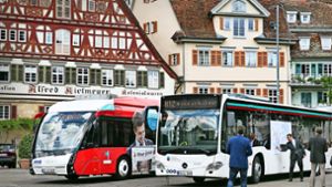 Der Bus als Werbebotschaft. Der Esslinger Finanzbürgermeister Ingo Rust (Zweiter von links) erklärt die Ausweitung des Nachtbusangebots Foto: Horst Rudel