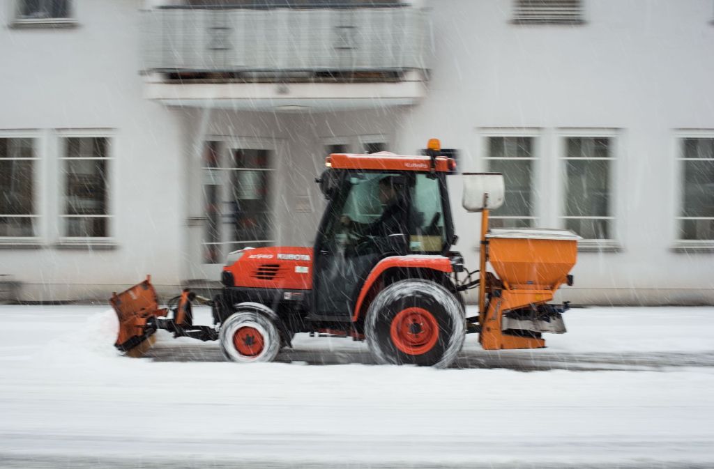 Die Schneeräumfahrzeuge hatten am Montagmorgen viel zu tun (Archivbild).