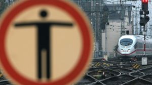 Um die Gefahr von Menschen auf den Gleisen zu vermeiden, ist der Bahnhof in Donauwörth gesperrt worden. Foto: dpa