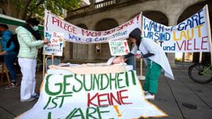 Junge Menschen in Pflegeberufen haben zeitgleich bei einem „Walk of Care“ in Stuttgart die Missstände der derzeitigen Pflegesituation in Deutschland. Foto: Leif Piechowski/Leif-Hendrik Piechowski