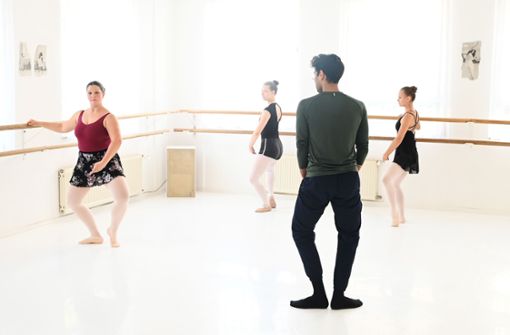 Flemming  Puthenpurayil   achtet bei seinem Unterricht besonders intensiv  auf die Körperspannung und die Haltung der Ballettschülerinnen. Foto: Werner Kuhnle