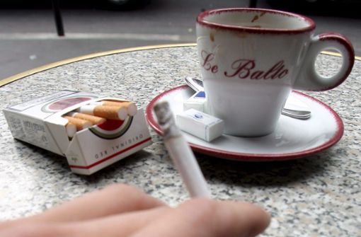 Die Zigarette ist im Bistro schon lange nicht mehr erlaubt – Einheimische und Touristen trinken in solch einem Lokal aber gerne morgens oder nach dem Essen ihren Kaffee. Nun sollen die Pariser Bistros zum Unesco-Weltkulturerbe werden. (Symbolfoto) Foto: dpa