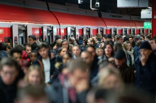 Müssen sie bald mehr bezahlen: Fahrgäste der S-Bahn Foto: dpa/Marijan Murat