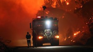 Feuerwehrleute kämpfen in der Provinz Antalya gegen die Flammen. Foto: dpa/Xin Hua