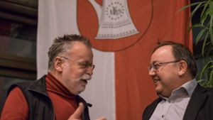 Peter Mielert von den Grünen (links) und Roland Schmid von der CDU streiten sich oft, aber als Bezirksbeiräte in  Cannstatt sind sie auch Brüder im Geiste. Foto: Lichtgut/Max Kovalenko