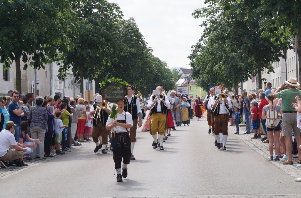 Der Maientags-Festzug wird von Musikkapellen aus den Stadtteilen untermalt. Foto: Stadt Nürtingen