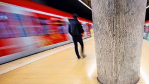 Mann steigt zu spät in Zug und verletzt sich