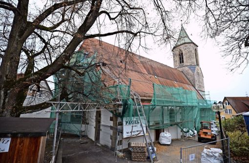Die Stiftskirche ist für die Renovierung bereits eingerüstet. Foto: Jan Potente