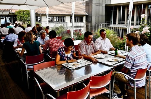 Mitarbeiter der Stadt am Dienstag dieser Woche auf der Dachterrasse der Rathauskantine – das ist ­vielleicht die schönste Art, bei der Stadt Stuttgart zu essen. Foto: Peter Petsch