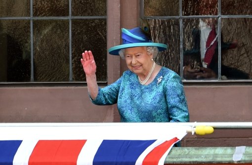 Gut gelaunt und ganz in Blau auf dem Balkon des Frankfurter Rathauses: Queen Elizabeth II. hat ihren ersten Besuch in der Main-Metropole sichtlich genossen. Foto: dpa