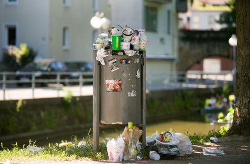 Einwegverpackungen erhöhen in Städten wie Esslingen das Müllaufkommen im öffentlichen Raum. Dagegen gehen die Kommunen unterschiedlich vor. Foto: Roberto Bulgrin