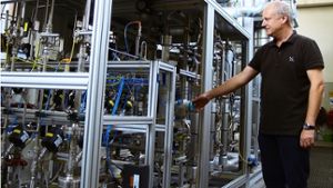 Ulrich Zuberbühler forscht an einer so genannten „Power-to-Gas-Anlage“, in der aus Wasserstoff und Kohlendioxid Methan wird Foto: Rüdiger Ott