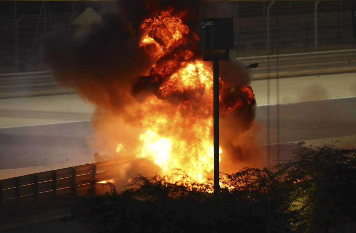 Schrecksekunde in Bahrain: der Rennwagen von Romain Grosjean brennt lichterloh. Foto: AP/Brynn Lennon
