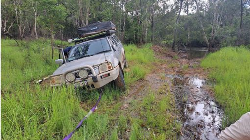 Der Pkw von zwei jungen Deutschen liegt festgefahren in der australischen Wildnis bei Bamaga, nachdem eine Google-Maps-Panne sie in eine extrem abgelegene Region geführt hatte. Foto: Umweltbehörde DES/dpa