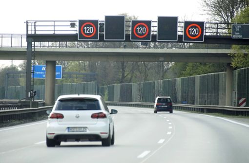 Ein Tempolimit von 120 Kilometern pro Stunde  auf Autobahnen und ähnlichen Straßen könnte die jährlichen Treibhausgasemissionen um 6,7 Millionen Tonnen CO2-Äquivalente reduzieren. (Symbolbild) Foto: imago images/Eckhard Stengel/Eckhard Stengel via www.imago-images.de