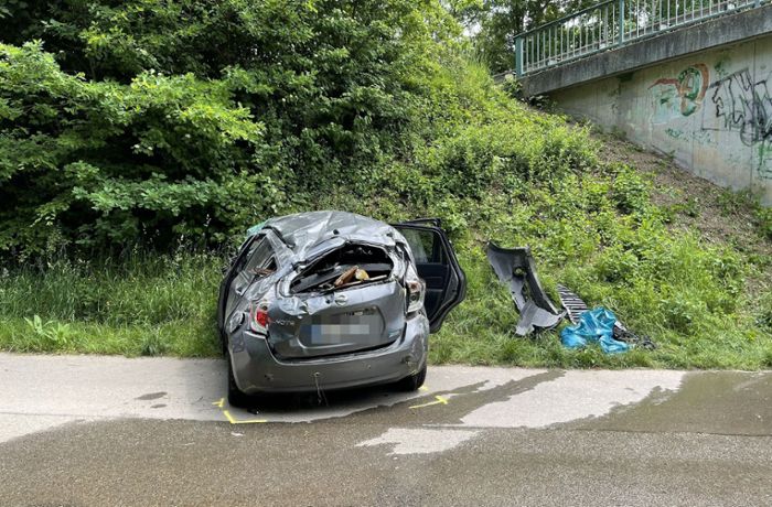 Unfall in Rottenburg: Auto stürzt von Brücke