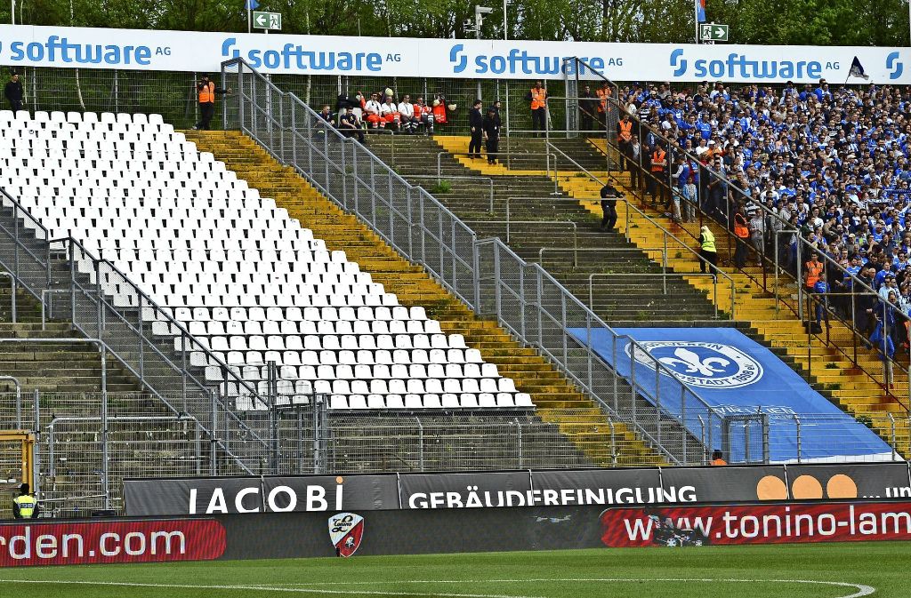Nachder Randale von Frankfurter Fans im Hinspiel ist der Gästeblock beim Spiel in Darmstadt  leer geblieben – die Polizei rät,  das Gästekontingent bei brisanten  Duellen generell zu verringern. Foto: dpa