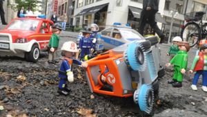 Ein Reinigungsfahrzeug hat sich überschlagen. Die Playmobil-Figuren eilen zur Hilfe. Foto: Andreas Rosar Fotoagentur-Stuttgart